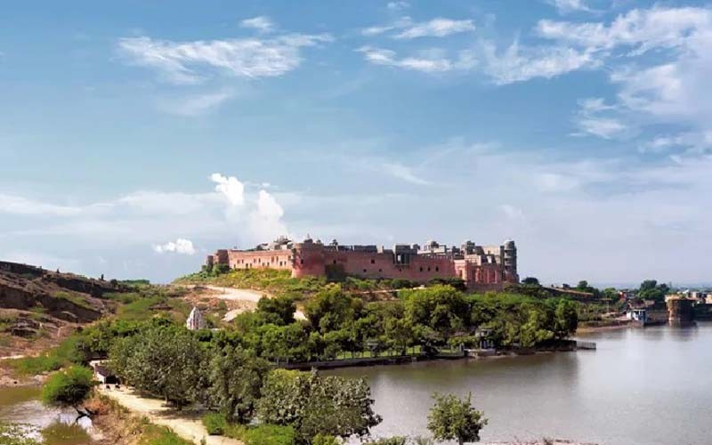 Lake and wildlife near the Fort Barwada